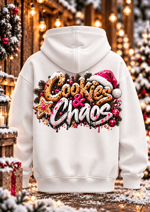 Bayern Hoodie aus hellem Baumwollmix mit Kapuze und buntem „Cookies & Chaos“-Weihnachtsmotiv auf dem Rücken.