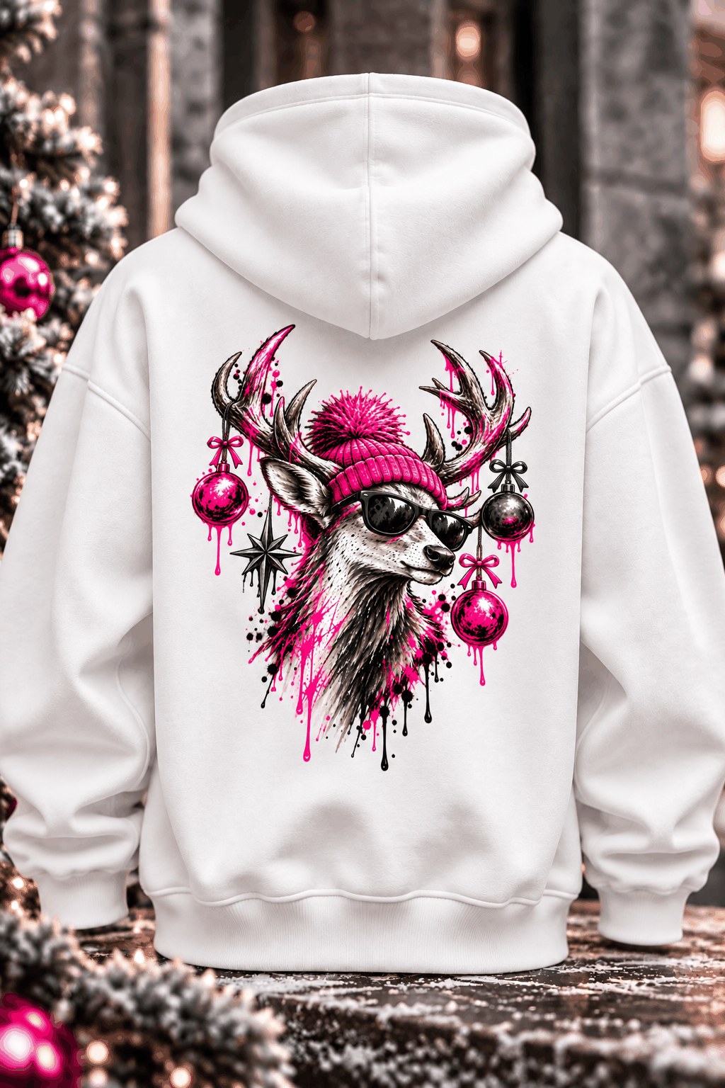 Bayern Hoodie aus weißem Baumwollmix mit großem Hirschmotiv, pinker Mütze und dekorativen Christbaumkugeln auf dem Rücken.