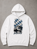 Bayern Hoodie aus weißem Baumwollmix mit Kapuze und blau-weißem Rautenmuster, ergänzt durch ein markantes Bayern-Motiv.
